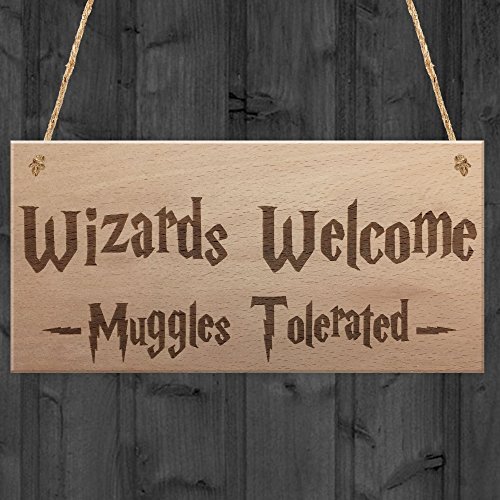 Monsety Funny Aufhängen Decor Holztafel mit Sprüche Wizards Welcome Muggles Tolerated Geschenk Magic Home Schild rustikal Wand Decor